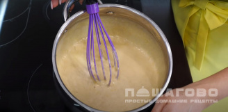 Фото приготовления рецепта: Торт медовый со сгущенкой - шаг 4