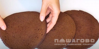 Фото приготовления рецепта: Шоколадный бисквит в микроволновке - шаг 6