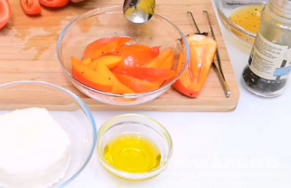 Фото приготовления рецепта: Салат с хурмой, свежими овощами и козьим сыром - шаг 2