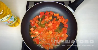 Фото приготовления рецепта: Омлет с помидорами - шаг 2