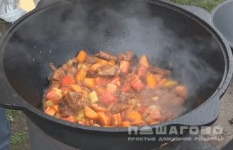 Фото приготовления рецепта: Овощное рагу с мясом в казане - шаг 4