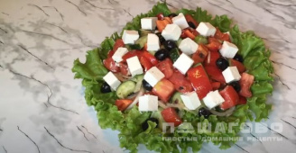 Фото приготовления рецепта: Классический греческий салат (Horiatiki) - шаг 8