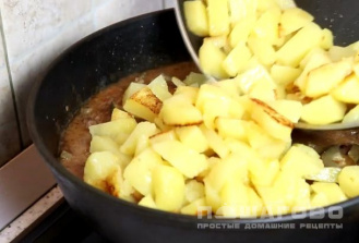 Фото приготовления рецепта: Азу по-татарски с солеными огурцами из говядины с картошкой - шаг 5