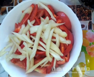 Фото приготовления рецепта: Салат греческий с фетой и помидорами по-домашнему - шаг 1