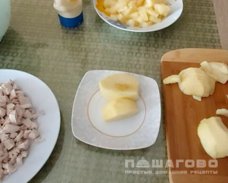 Фото приготовления рецепта: Салат с ананасом, куриной грудкой и сельдереем - шаг 2