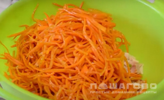 Фото приготовления рецепта: Салат с копченой курицей и корейской морковью - шаг 2
