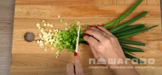 Фото приготовления рецепта: Салат из печени трески и яиц - шаг 2