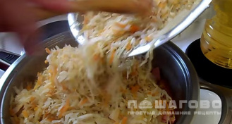 Фото приготовления рецепта: Бигус из квашеной капусты с сосисками - шаг 7