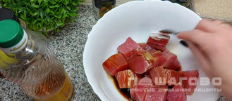 Фото приготовления рецепта: Жареный стейк из тунца - шаг 1