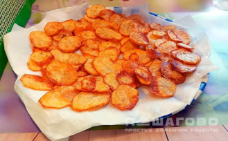 Фото приготовления рецепта: Картофельные чипсы по-домашнему со сметаной - шаг 3