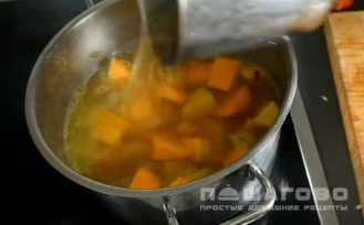 Фото приготовления рецепта: Суп из тыквы вегетарианский - шаг 3