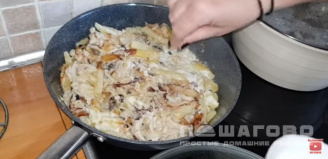 Фото приготовления рецепта: Картошка с опятами в сметане - шаг 10