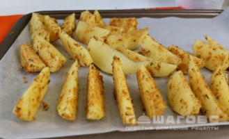 Фото приготовления рецепта: Картофель дольками запеченный в духовке - шаг 3