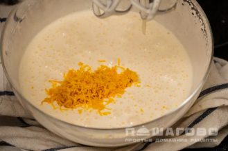Фото приготовления рецепта: Апельсиновая шарлотка - шаг 3