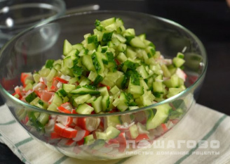 Фото приготовления рецепта: Крабовый салат со свежими огурцами - шаг 1