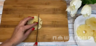 Фото приготовления рецепта: Салат из курицы с ананасами и кукурузой - шаг 1