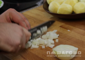 Фото приготовления рецепта: Картофель с мясом по-французски - шаг 3