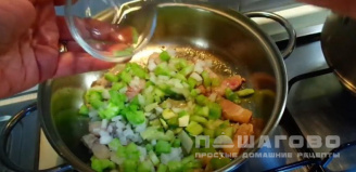 Фото приготовления рецепта: Макароны с консервированной фасолью - шаг 11
