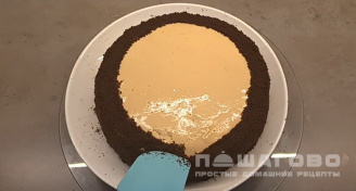 Фото приготовления рецепта: Шоколадный медовый торт - шаг 14