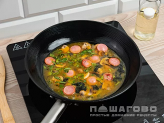 Фото приготовления рецепта: Яичница с грибами и сосисками - шаг 4