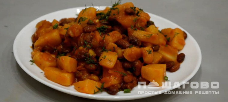 Постное рагу с фасолью и овощами с томатной пастой