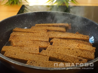 Фото приготовления рецепта: Бородинские гренки - шаг 4