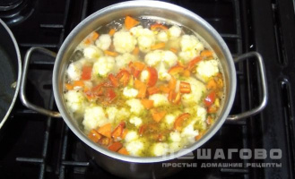 Фото приготовления рецепта: Вегетарианский суп из цветной капусты - шаг 6