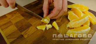 Фото приготовления рецепта: Крабовый салат с апельсинами и кукурузой - шаг 3