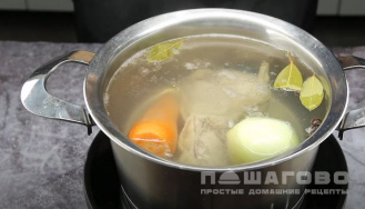 Фото приготовления рецепта: Сырный суп с жареной вермишелью - шаг 2