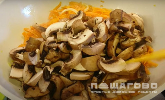 Фото приготовления рецепта: Овощной плов с шампиньонами - шаг 3