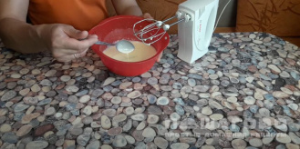 Фото приготовления рецепта: Заливной пирог с клубникой - шаг 9