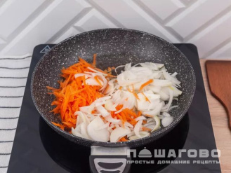 Фото приготовления рецепта: Щи из молодой капусты с фрикадельками - шаг 5