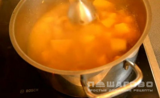 Фото приготовления рецепта: Суп из тыквы вегетарианский - шаг 4