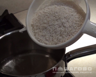 Фото приготовления рецепта: Жареный рис с яйцом по-китайски - шаг 1
