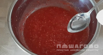 Фото приготовления рецепта: Сырая аджика из помидоров на зиму - шаг 4