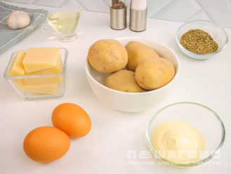 Фото приготовления рецепта: Картофельная запеканка с майонезом и сыром - шаг 1
