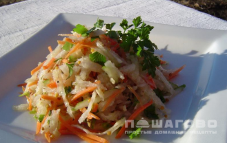 Фото приготовления рецепта: Салат с корейской морковью, огурцом и редькой - шаг 5