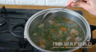 Фото приготовления рецепта: Суп с фрикадельками с рисом - шаг 14