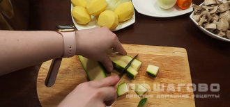Фото приготовления рецепта: Грибное рагу с капустой в мультиварке - шаг 2