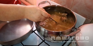 Фото приготовления рецепта: Рисовый суп с картофелем, помидором и чесноком - шаг 2