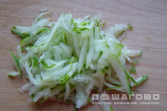 Фото приготовления рецепта: Салат с корейской морковью, огурцом и редькой - шаг 2