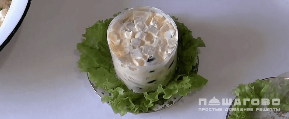 Фото приготовления рецепта: Салат Дамский каприз с курицей и ананасом - шаг 4