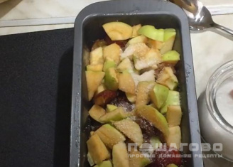 Фото приготовления рецепта: Шарлотка с яблоками и сливой - шаг 4