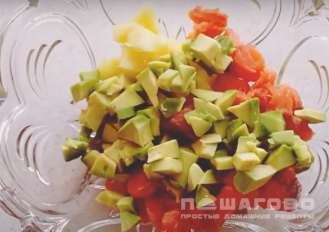 Фото приготовления рецепта: Праздничный салат с креветками в ананасе - шаг 2