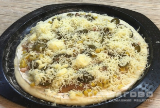 Фото приготовления рецепта: Пицца с кукурузой - шаг 8