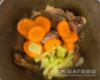 Фото приготовления рецепта: Шурпа со свиными ребрышками - шаг 2