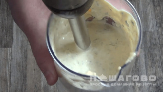 Фото приготовления рецепта: Белый чесночный соус - шаг 2