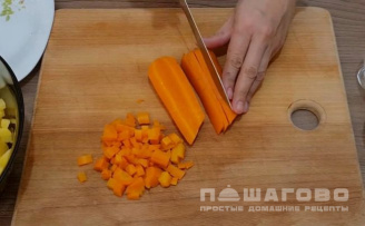 Фото приготовления рецепта: Винегрет классический с горошком и солеными огурцами - шаг 3