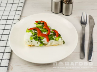 Фото приготовления рецепта: Белковый омлет с болгарским перцем - шаг 7