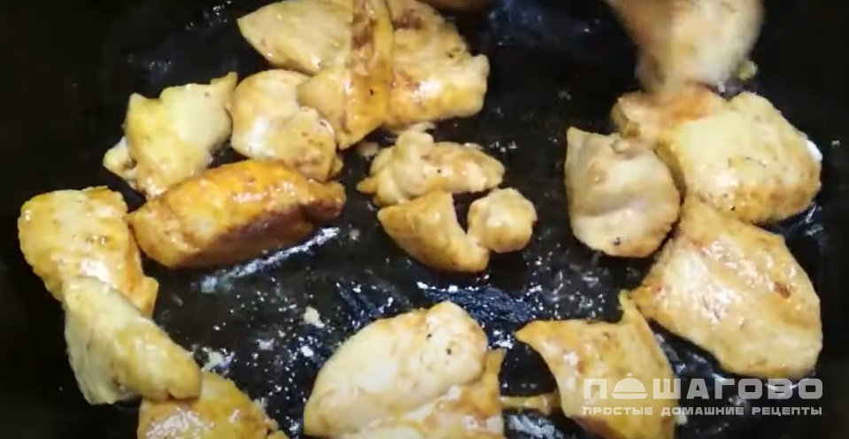 Фото приготовления рецепта: Рулет из лаваша с курицей и сыром - шаг 2